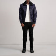 Detalle de cerca of Removable faux fur collar &amp; Zipper Hardware on Clyde B-15 Azul Cazadora Bomber de Cuero para Hombre