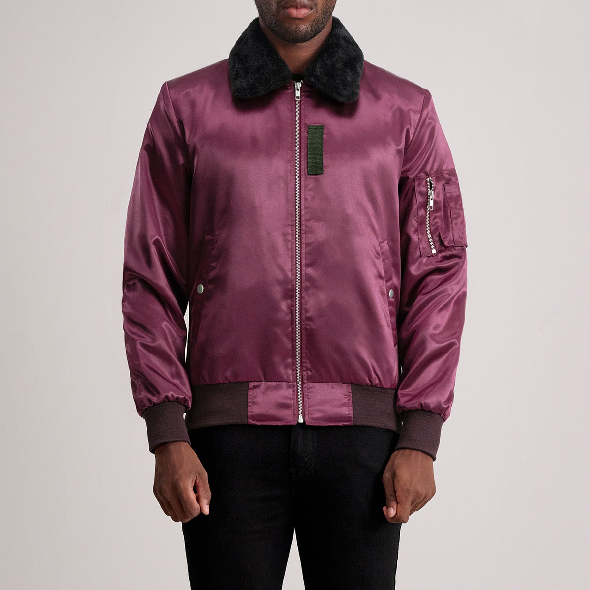 
Clyde B-15 Granate Chaqueta Bomber de Cuero para Hombre in Maroon Satin - Vista frontal y silueta entallada | Comprar online