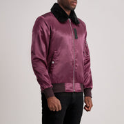 
Maroon Satin Bomber Jacket - Vista posterior con hombros definidos y bajo impecable
