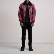 
Vista de detalle of Removable faux fur collar & Zipper Hardware on Clyde B-15 Granate Chaqueta Bomber de Cuero para Hombre