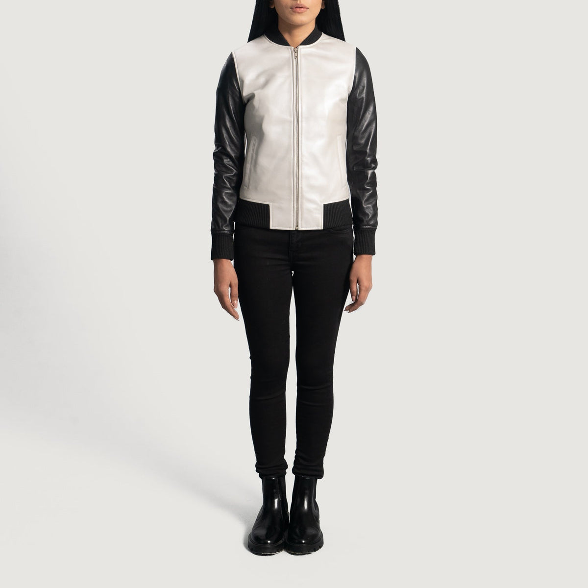 Detalle de cerca of Varsity &amp; Zipper Hardware on Women's Cole Silver Cazadora Bomber de Cuero para Mujer