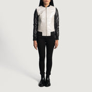 Detalle de cerca of Varsity &amp; Zipper Hardware on Women's Cole Silver Cazadora Bomber de Cuero para Mujer