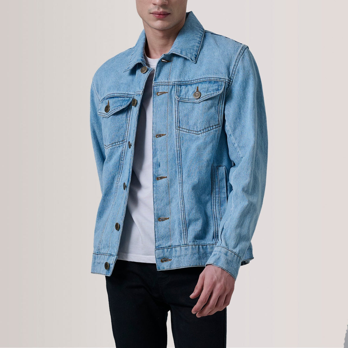 
Conard Light Azul Denim Trucker Chaqueta de Cuero para Hombre For Men in Light Blue Full-Grain Leather - Vista frontal y silueta entallada | Comprar online