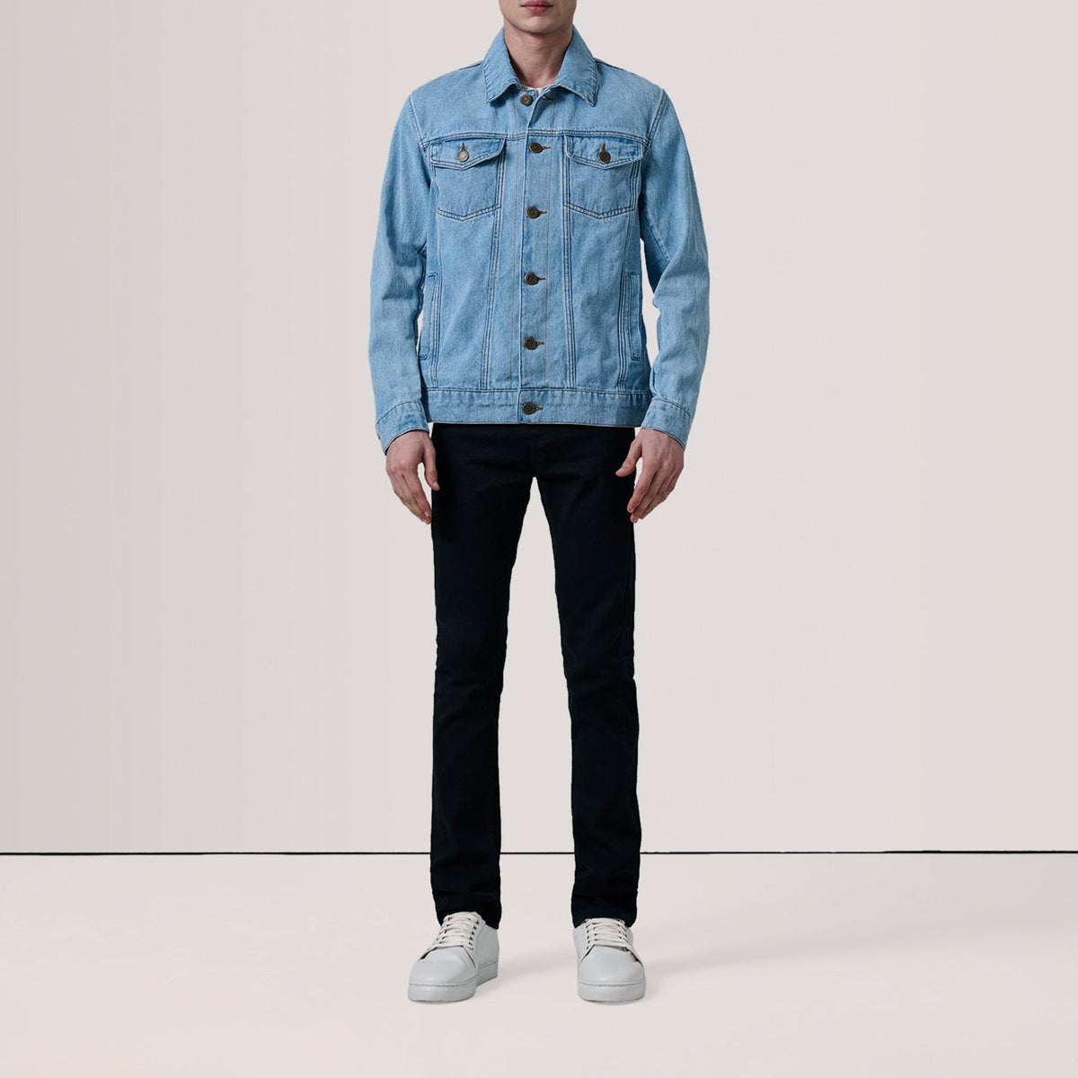 
Light Blue Full-Grain leather Jacket - Vista posterior con hombros definidos y bajo impecable
