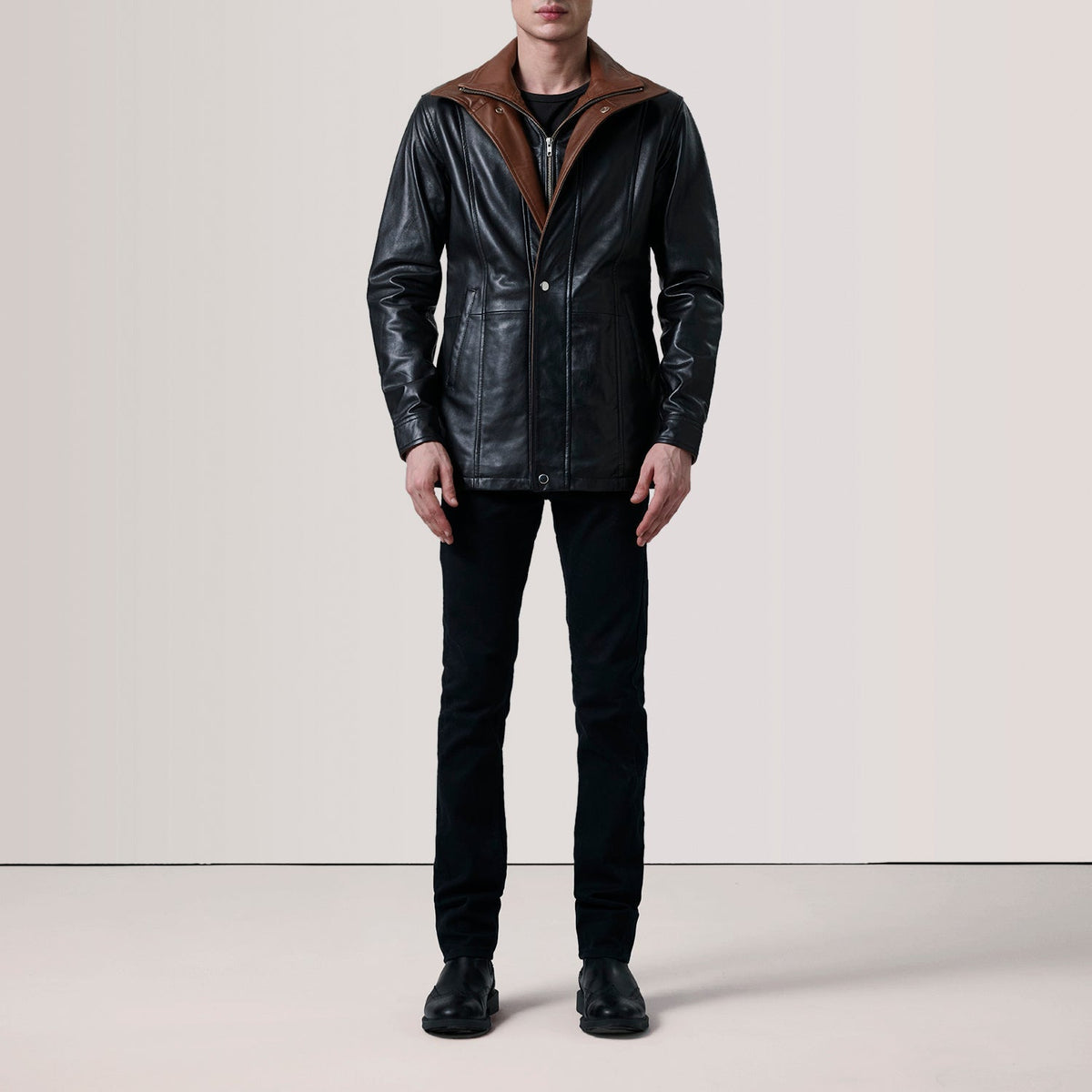 Black Sheepskin leather Coat - Vista trasera con ajuste entallado en hombros y bajo impecable