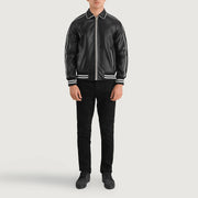 Cooper Negro Leather Varsity Chaqueta de Cuero para Hombre - Vista de perfil lateral con corte ergonómico de manga