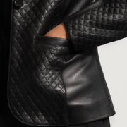 Detalle de cerca of Notch &amp; Button Hardware on Women's Cora Acolchado Negro Blazer de Cuero de Cuero para Mujer