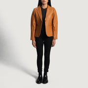 Detalle de cerca of Notch &amp; Button Hardware on Women's Cora Acolchado Marrón Blazer de Cuero de Cuero para Mujer