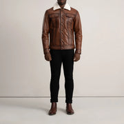 Dallis Marrón Leather Shearling Trucker Chaqueta de Cuero para Hombre - Vista de perfil lateral con corte ergonómico de manga