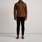 
Dallis Marrón Suede Shearling Trucker Chaqueta de Cuero para Hombre - Vista lateral mostrando el corte ergonómico de mangas