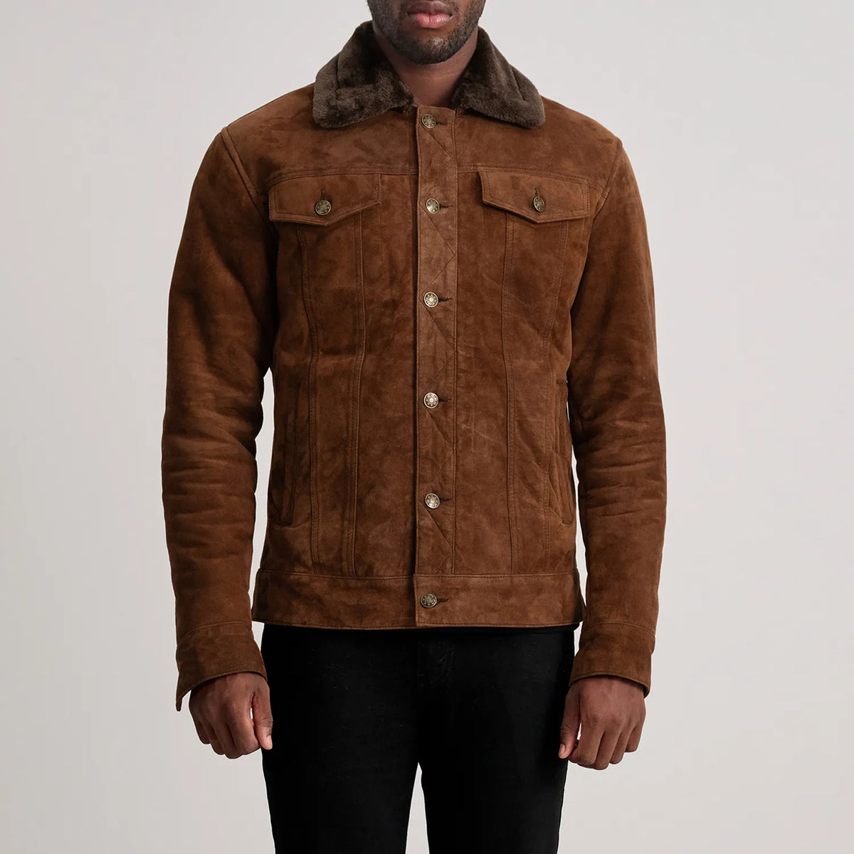 
Vista de detalle of Classic Collar & Button Hardware on Dallis Marrón Suede Shearling Trucker Chaqueta de Cuero para Hombre