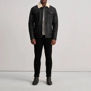 Dallis Tumbled Black Shearling Trucker Jacket - Vista de perfil lateral con corte ergonómico de manga