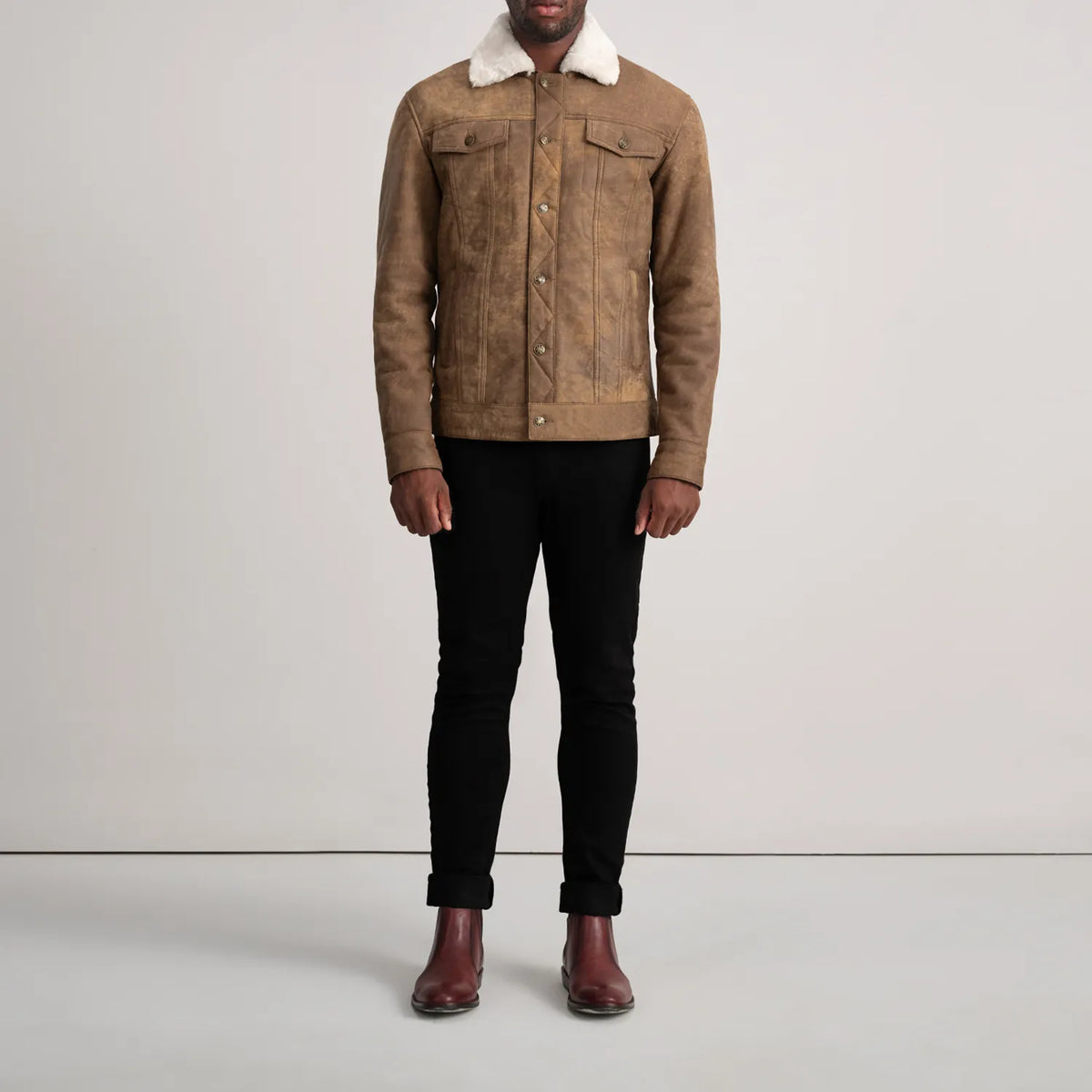 
Dallis Snuffed Brown Shearling Trucker Jacket - Vista lateral mostrando el corte ergonómico de mangas