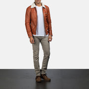 
Dan Frost Tostado Chaqueta de Doble Faz Shearling para Hombre - Vista lateral mostrando el corte ergonómico de mangas