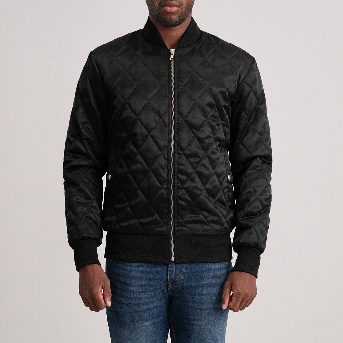 
Danson Acolchado Negro Varsity Chaqueta de Cuero para Hombre in Black Satin - Vista frontal y silueta entallada | Comprar online
