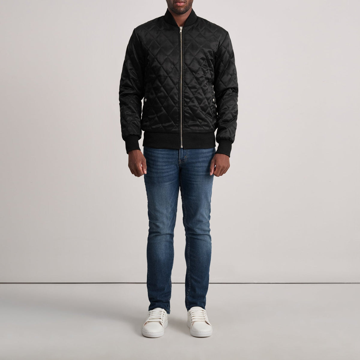 
Vista de detalle of Varsity & Zipper Hardware on Danson Acolchado Negro Varsity Chaqueta de Cuero para Hombre
