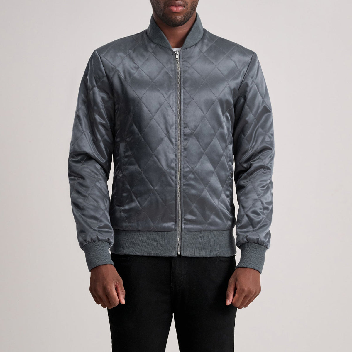 Danson Acolchado Gris Varsity Chaqueta de Cuero para Hombre in Grey Satin - Vista frontal y silueta a medida | Comprar online