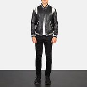 Men's Dantee Negro Leather Varsity Chaqueta de Cuero para Hombre - Vista de perfil lateral con corte ergonómico de manga