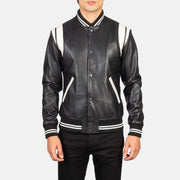 Detalle de cerca of Varsity &amp; Snap Buttons Hardware on Men's Dantee Negro Leather Varsity Chaqueta de Cuero para Hombre