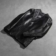 Styled Fit Perspective of Men's Daron Negro Blazer de Cuero de Cuero para Hombre on Model - Natural Daylight Drape