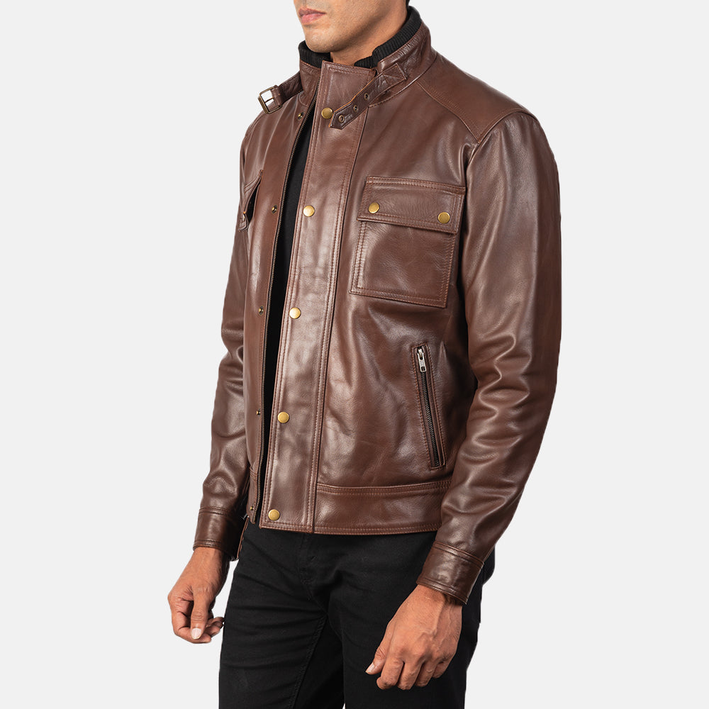 
Perspectiva del modelo vistiendo Darren Black Leather Biker Jacket en modelo con caída natural bajo luz de día