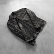 Styled Fit Perspective of Dean Negro Chaqueta Biker de Cuero para Hombre on Model - Natural Daylight Drape