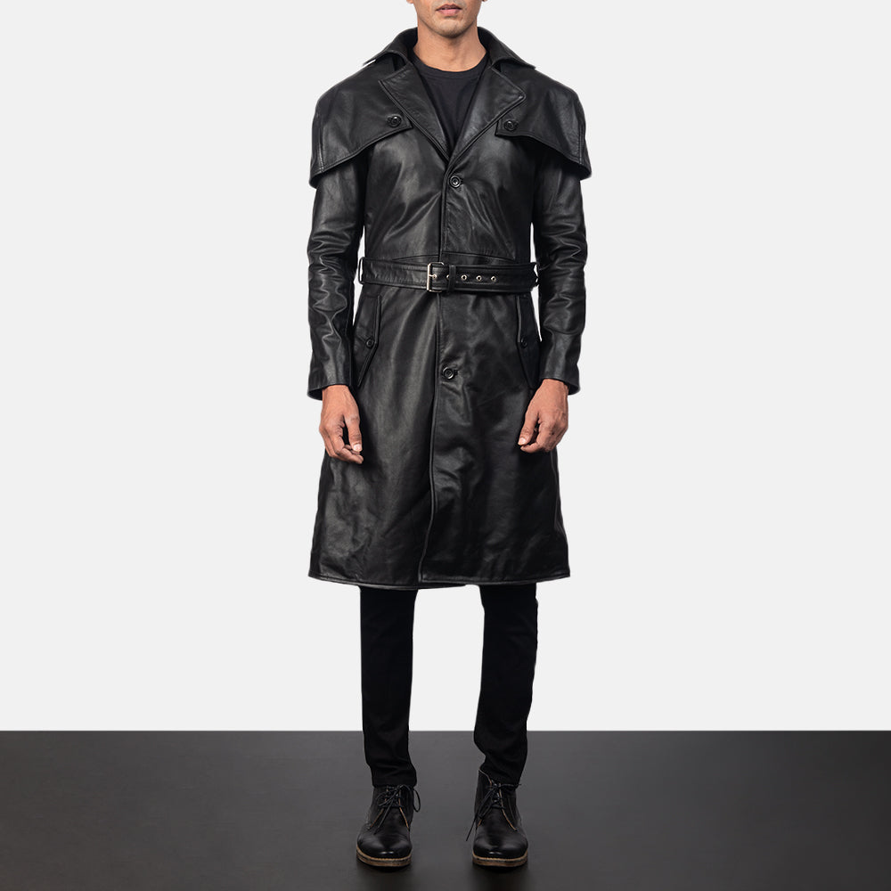
Black Cowhide Leather Trench Coat - Vista posterior con hombros definidos y bajo impecable