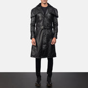 
Black Cowhide Leather Trench Coat - Vista posterior con hombros definidos y bajo impecable