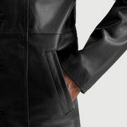 Detalle de cerca of Notch &amp; Button Hardware on Men's Don Long Negro Abrigo de Cuero para Hombre