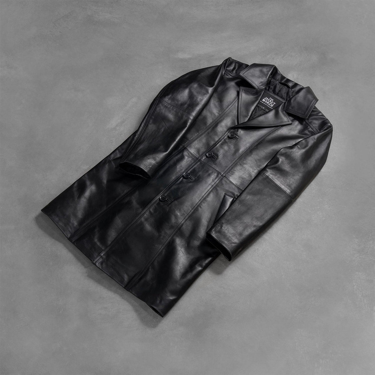 Styled Fit Perspective of Men's Don Long Negro Abrigo de Cuero para Hombre on Model - Natural Daylight Drape