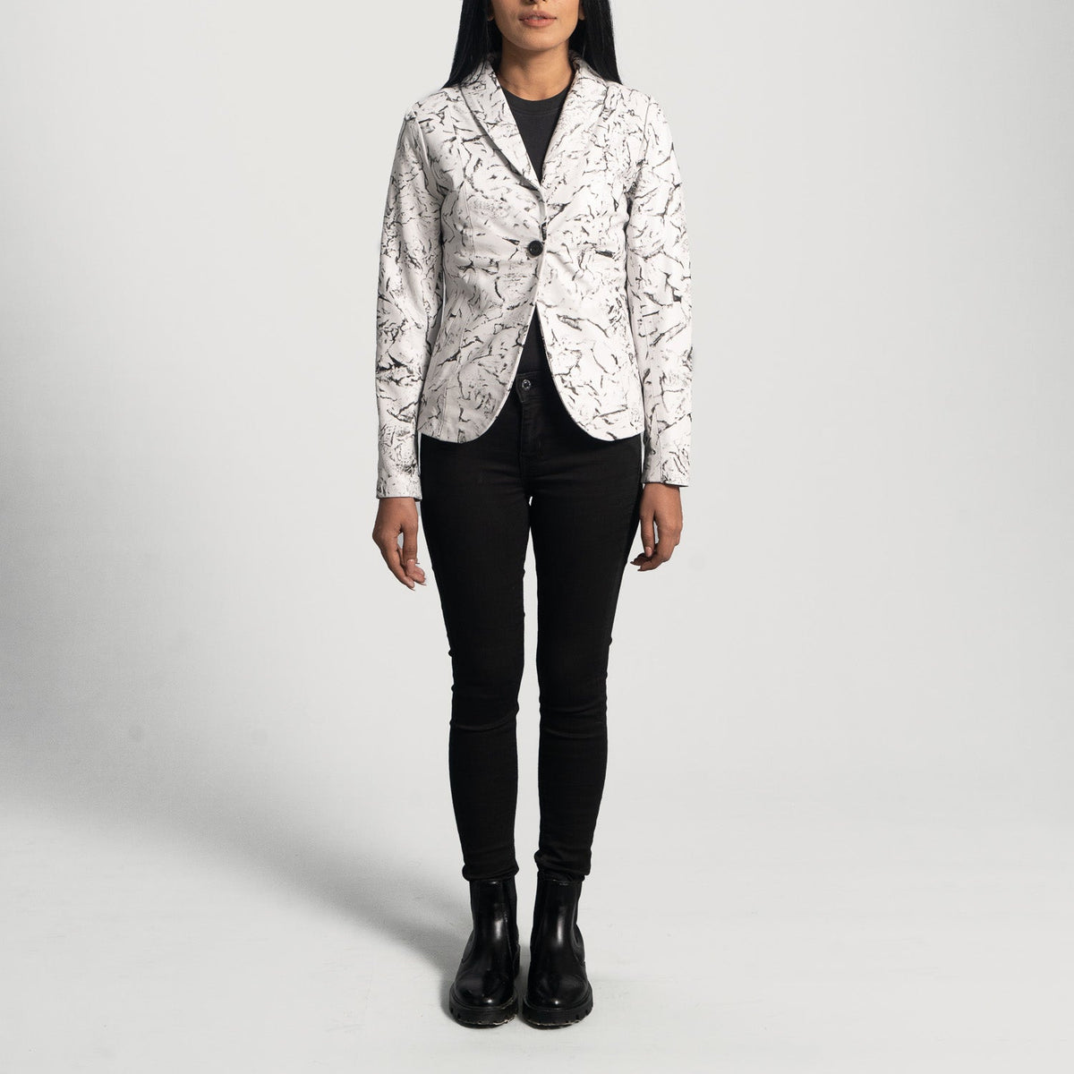 Detalle de cerca of Notch &amp; Button Hardware on Women's Donna Blake Blanco Blazer de Cuero de Cuero para Mujer
