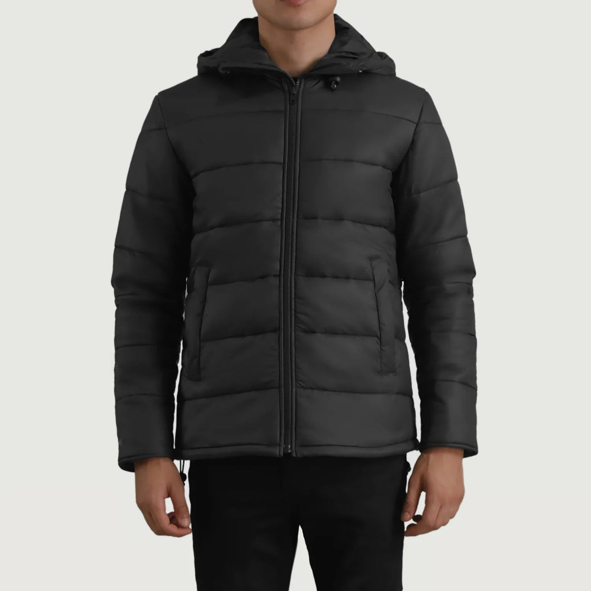 
Erico Negro Hooded Puffer Chaqueta de Cuero para Hombre en cuero vacuno negro auténtico - Vista frontal y silueta entallada | Comprar online