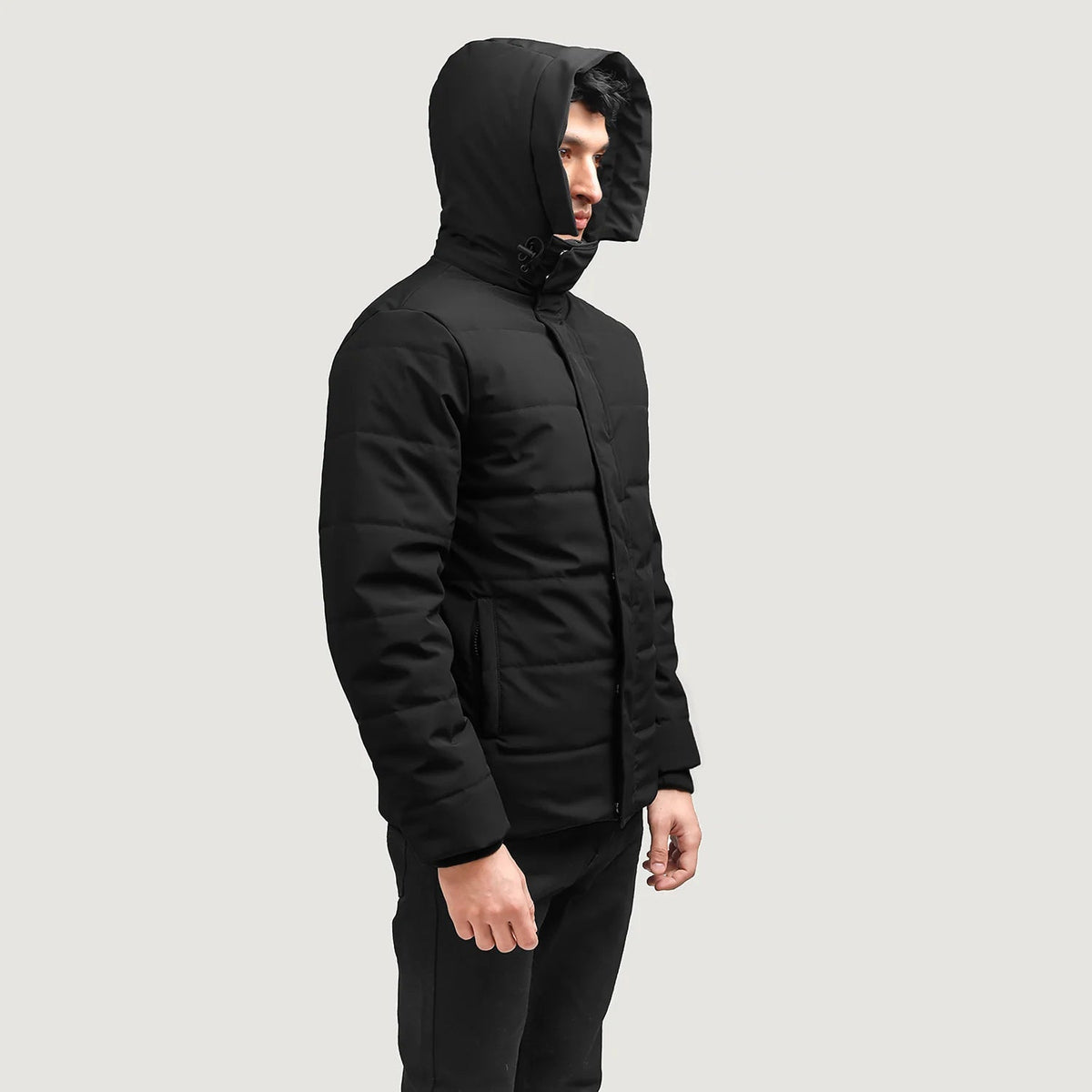 Exton Negro Hooded Down Puffer Chaqueta de Cuero para Hombre - Vista de perfil lateral con corte ergonómico de manga
