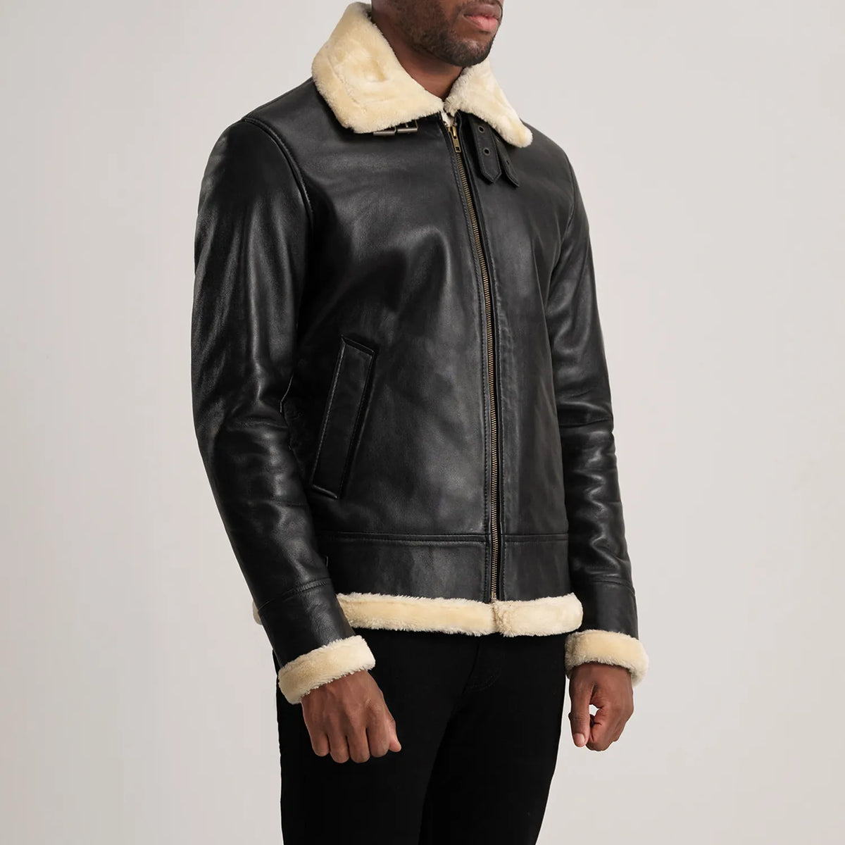 Black Sheepskin Leather Bomber Jacket - Vista trasera con ajuste entallado en hombros y bajo impecable