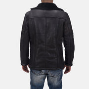 Detalle de cerca of Notch &amp; Button Hardware on Men's Furcliff Double Face Shearling Abrigo de Cuero para Hombre