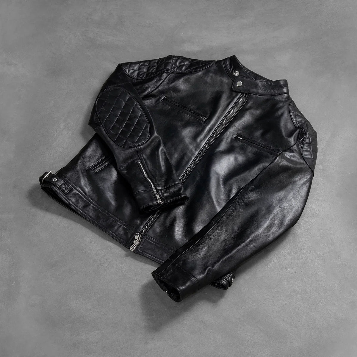 
Perspectiva del modelo vistiendo Gatsby Quilted Black Leather Biker Jacket en modelo con caída natural bajo luz de día