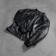 
Perspectiva del modelo vistiendo Gatsby Quilted Black Leather Biker Jacket en modelo con caída natural bajo luz de día