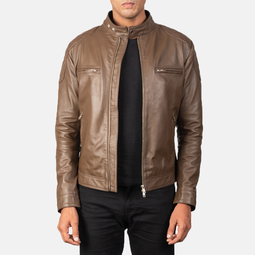 
Gatsby Moca Chaqueta Biker de Cuero para Hombre in Dark Brown Sheepskin Leather - Vista frontal y silueta entallada | Comprar online