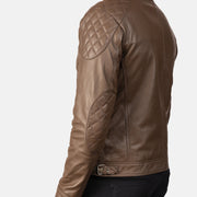 
Vista interior Showing Quilted Polyester Lining & Dos bolsillos interiores de utilidad
