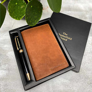 
Classic Full-Grain leather Goods - Vista posterior con hombros definidos y bajo impecable