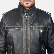 
Glen Street Negro Chaqueta Bomber de Cuero para Hombre - Vista lateral mostrando el corte ergonómico de mangas