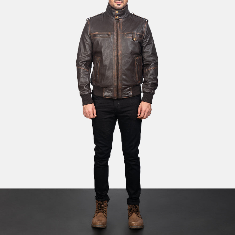 Men's Street Brown Leather Bomber Jacket - Vista de perfil lateral con corte ergonómico de manga