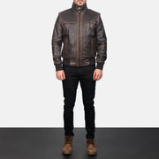 Men's Street Brown Leather Bomber Jacket - Vista de perfil lateral con corte ergonómico de manga