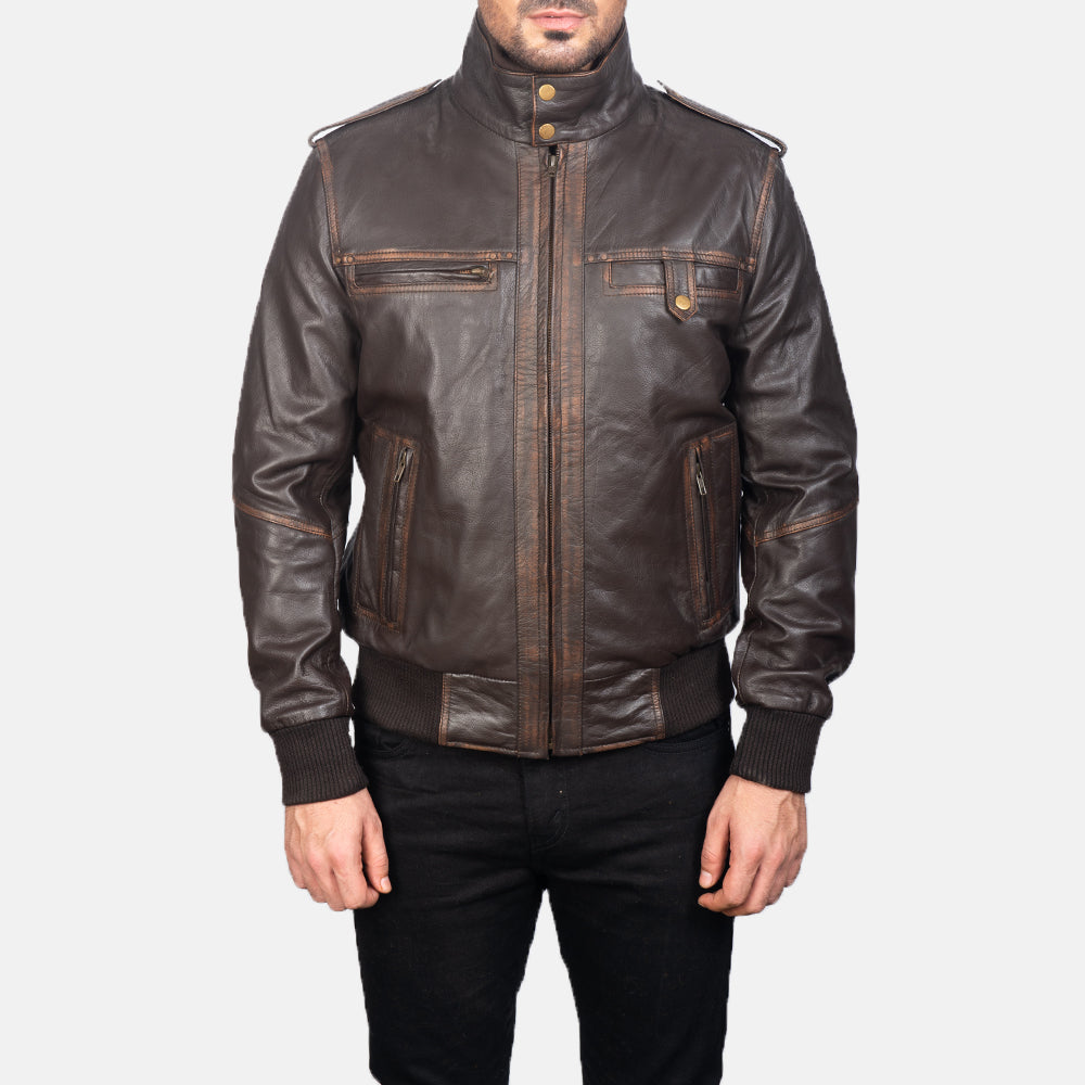 Detalle de cerca of High neck &amp; Zipper Hardware on Men's Street Brown Leather Bomber Jacket