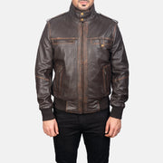 Detalle de cerca of High neck &amp; Zipper Hardware on Men's Street Brown Leather Bomber Jacket