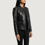 Women's Haley Ray Negro Chaqueta Biker de Cuero para Mujer - Vista de perfil lateral con corte ergonómico de manga