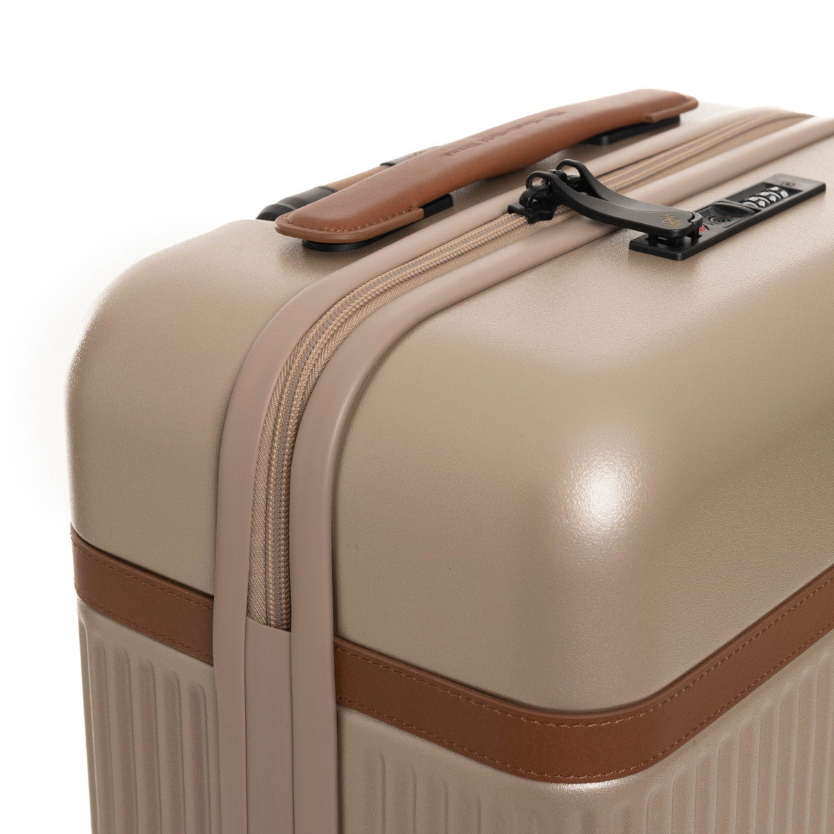 
Perspectiva del modelo vistiendo Hand Luggage Suitcase Zuna para Mujer para Mujer en modelo con caída natural bajo luz de día
