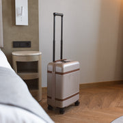 
Hand Luggage Suitcase Zuna para Mujer para Mujer - Vista lateral mostrando el corte ergonómico de mangas