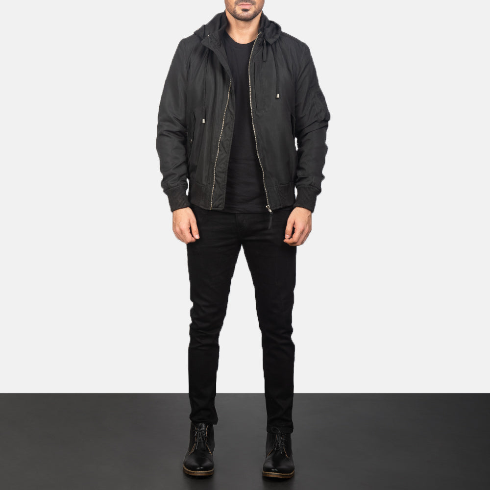 
Hanklin Ma-1 Black Hooded Bomber Jacket - Vista lateral mostrando el corte ergonómico de mangas