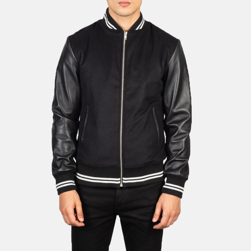 Harrison Negro Hybrid Varsity Chaqueta de Cuero para Hombre - Vista de perfil lateral con corte ergonómico de manga